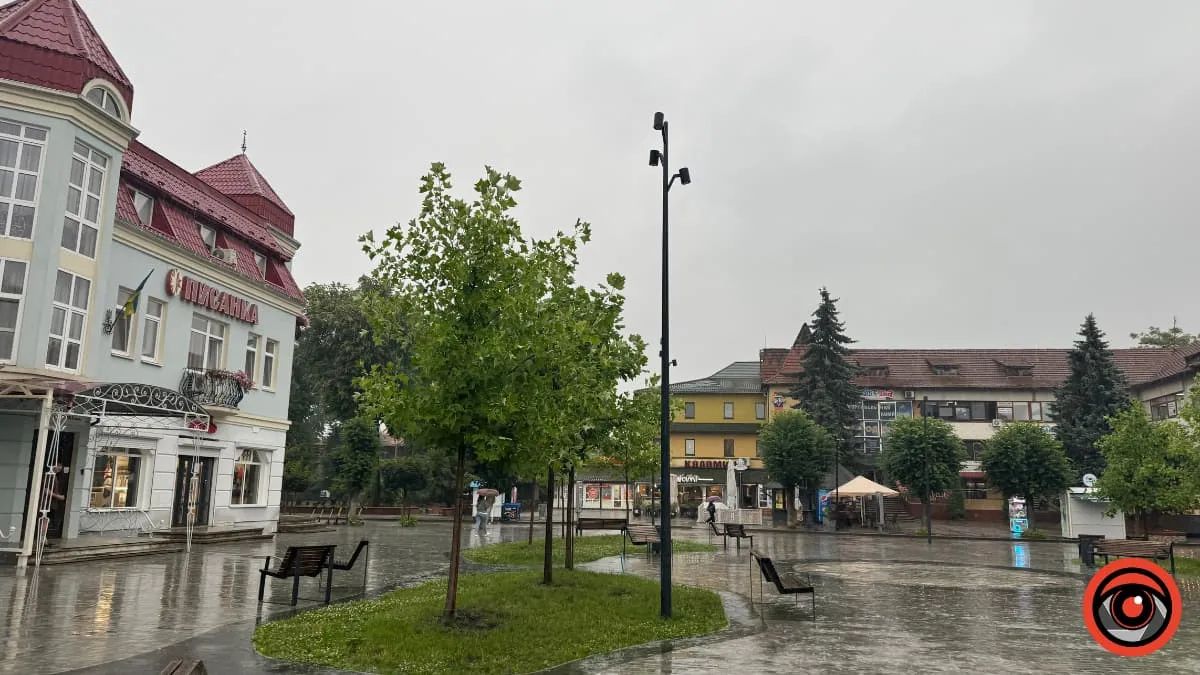 Танок дощу й літнього тепла: фоторепортаж з вулиць Коломиї 10