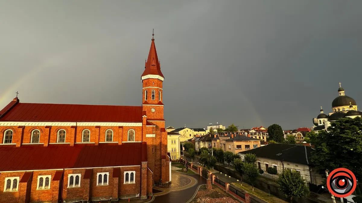 Танок дощу й літнього тепла: фоторепортаж з вулиць Коломиї 14