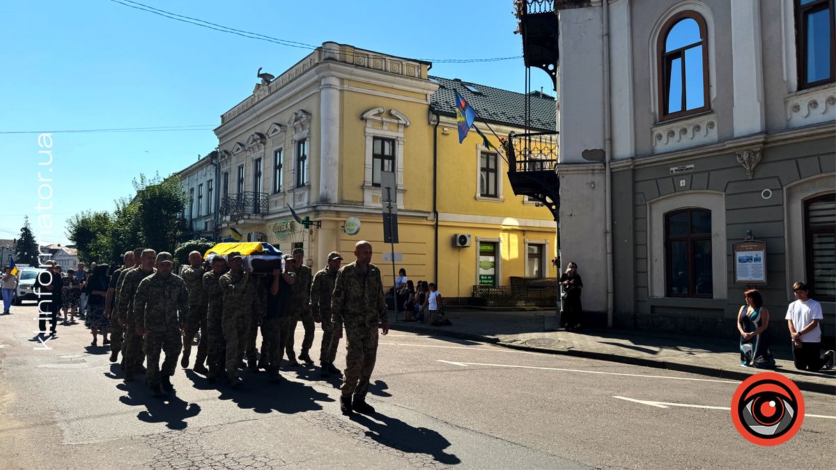 У Коломиї зустріли скорботний кортеж з тілом воїна Ігоря Броневича 9