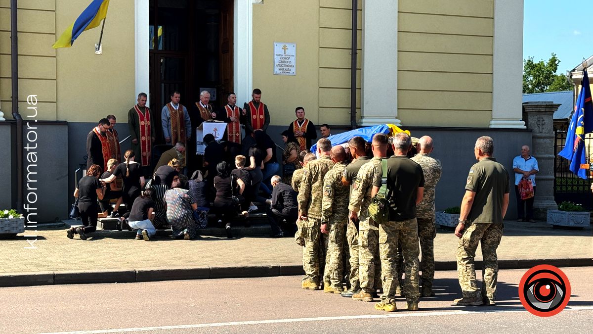 У Коломиї зустріли скорботний кортеж з тілом воїна Ігоря Броневича 10