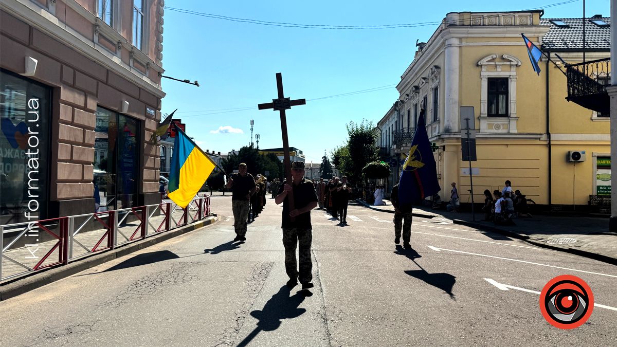 У Коломиї зустріли скорботний кортеж з тілом воїна Ігоря Броневича 8
