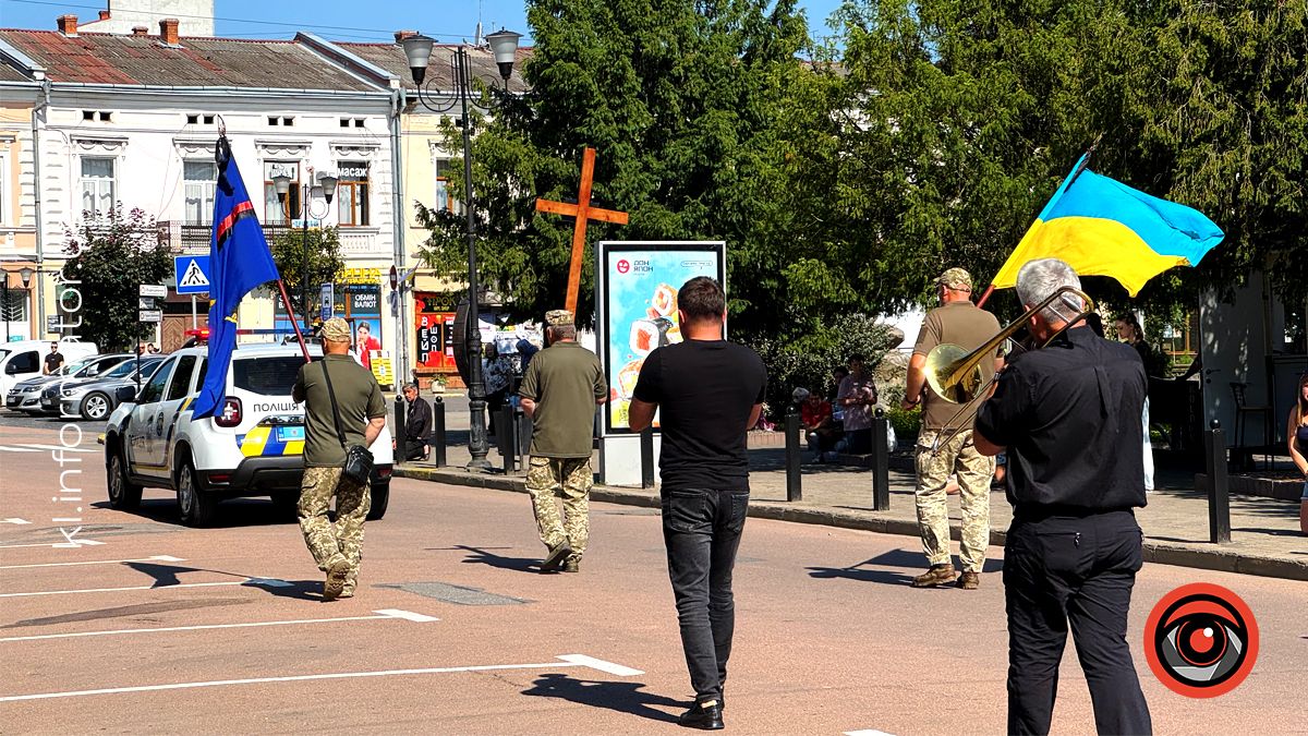 У Коломиї зустріли скорботний кортеж з тілом воїна Ігоря Броневича 7