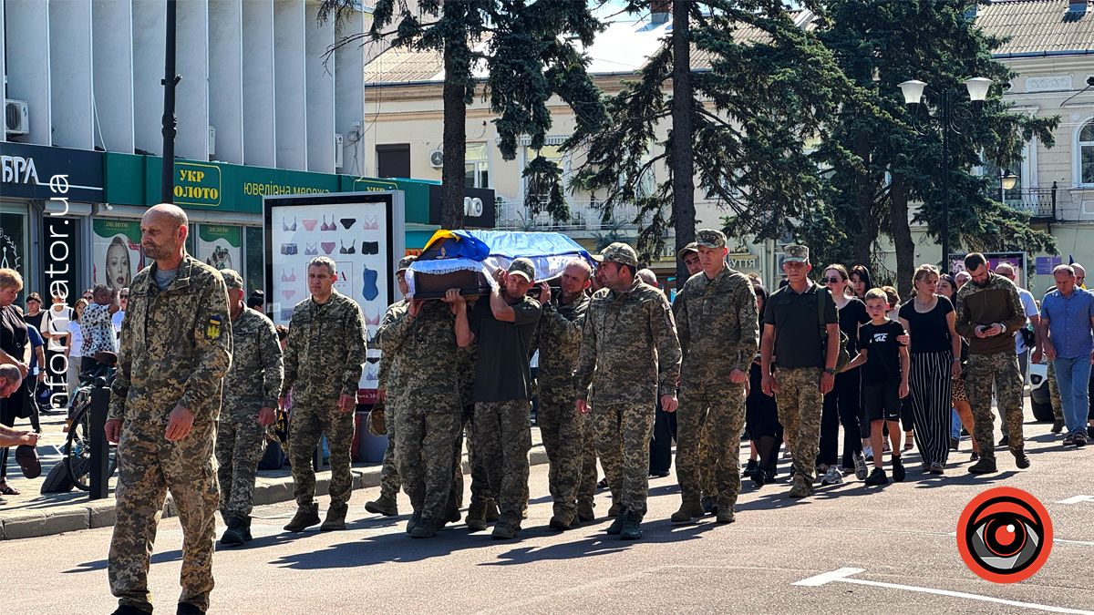 У Коломиї зустріли скорботний кортеж з тілом воїна Ігоря Броневича 6