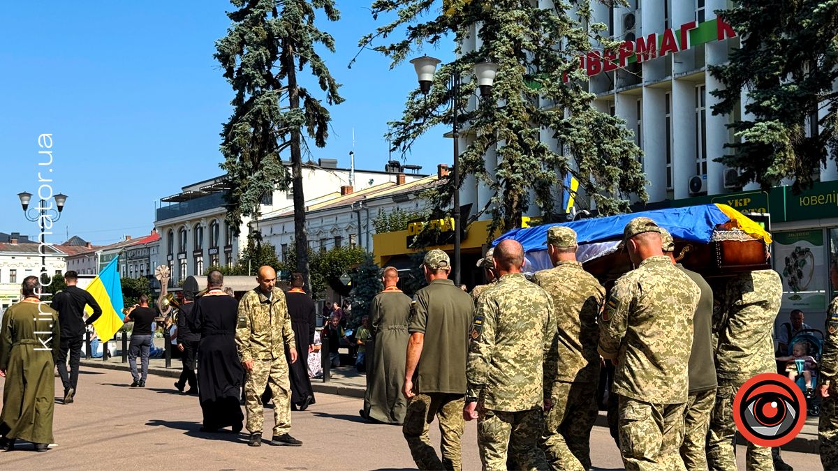 У Коломиї зустріли скорботний кортеж з тілом воїна Ігоря Броневича 5
