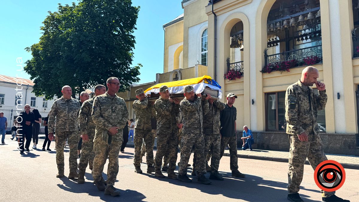 У Коломиї зустріли скорботний кортеж з тілом воїна Ігоря Броневича 4