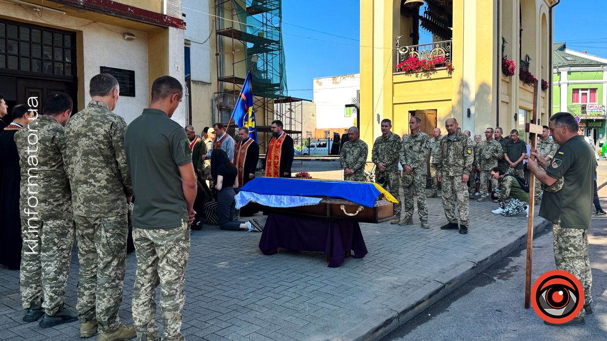 У Коломиї зустріли скорботний кортеж з тілом воїна Ігоря Броневича 3