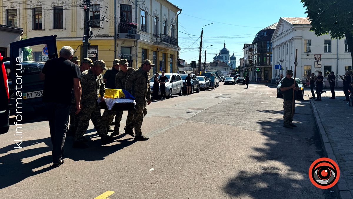 У Коломиї зустріли скорботний кортеж з тілом воїна Ігоря Броневича 2