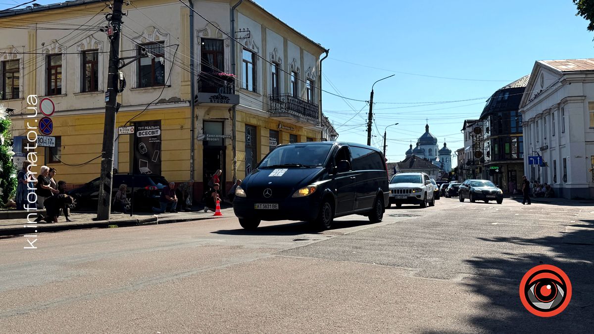 У Коломиї зустріли скорботний кортеж з тілом воїна Ігоря Броневича 1