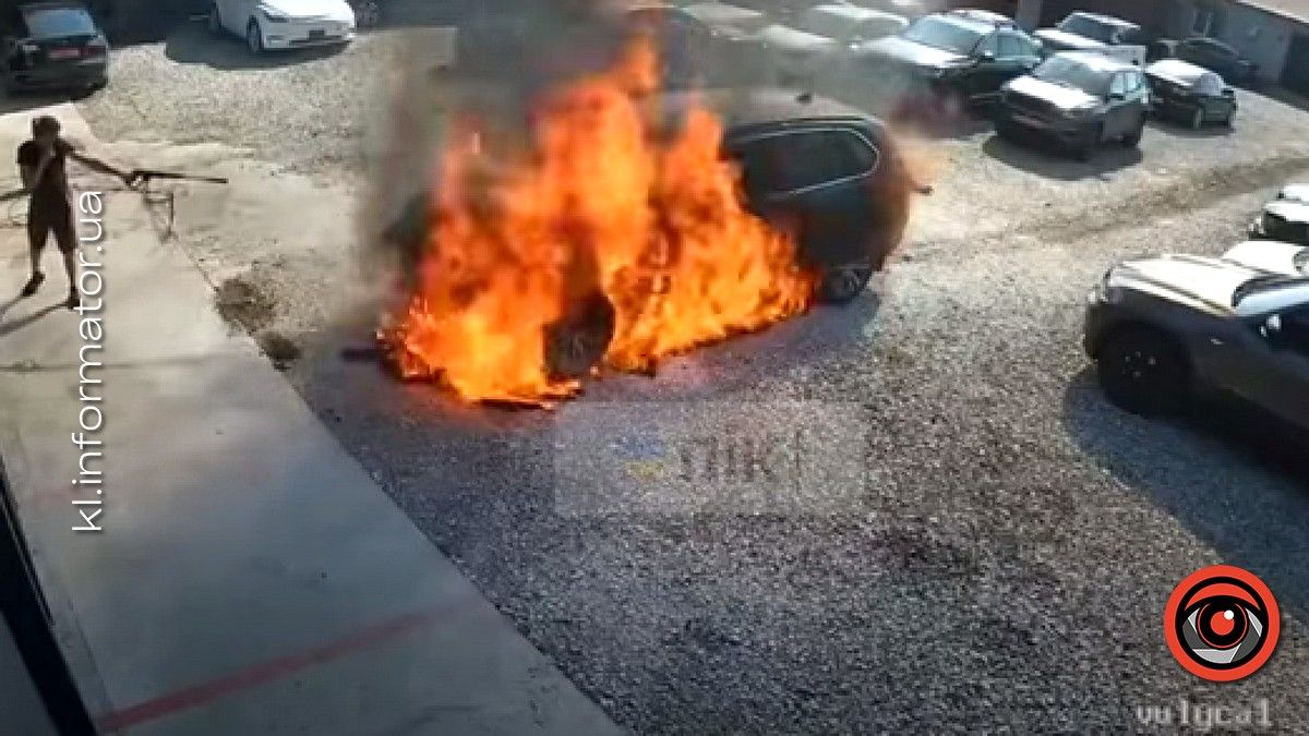 Водій в охопленій вогнем BMW X5 заїхав на СТО у Івано-Франківську