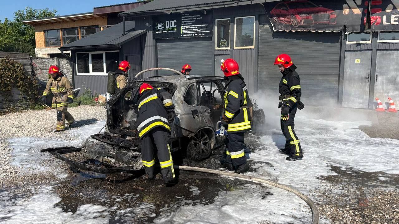 Водій в охопленій вогнем BMW X5 заїхав на СТО у Івано-Франківську 1