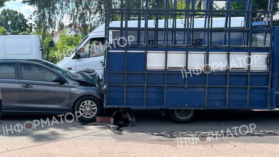 ДТП у Коломиї: легковик "наздогнав" вантажівку 1