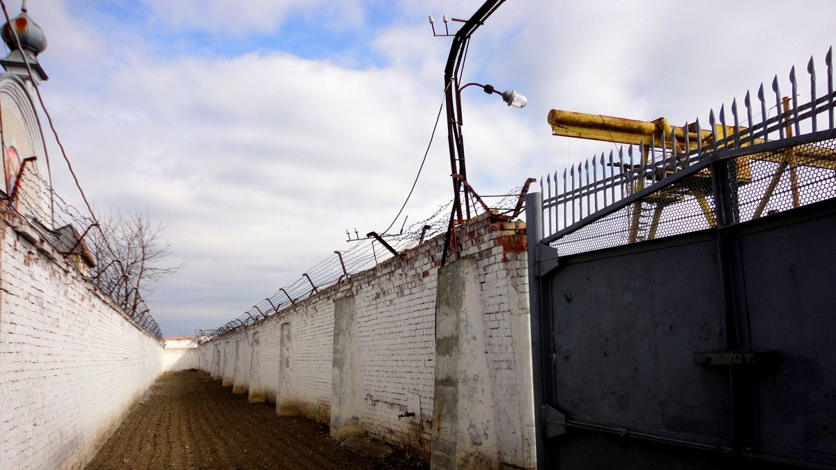 Через огорожу тюрми на Коломийщині чоловік намагався перекинути спирт, телефони, карти й дріжджі