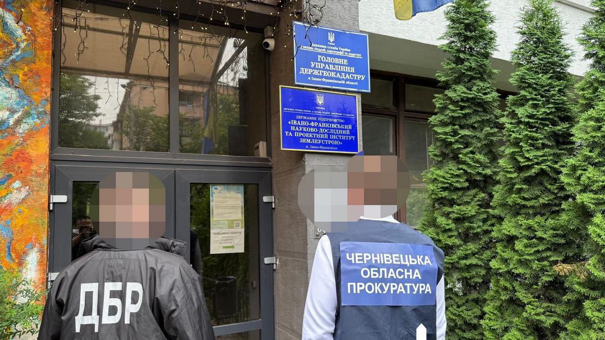 ДБР повідомило про підозру керівнику Держгеокадастру однієї із західних областей за зловживання з розподілом земель