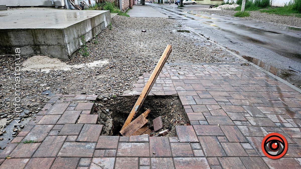 Посеред тротуару в Коломиї утворилася вирва 1
