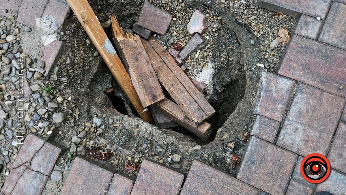 Посеред тротуару в Коломиї утворилася вирва 2