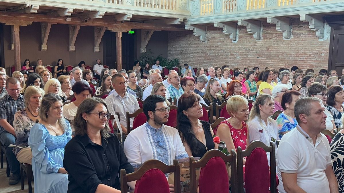 Медикам Коломийщини вручили медалі, грамоти та подяки