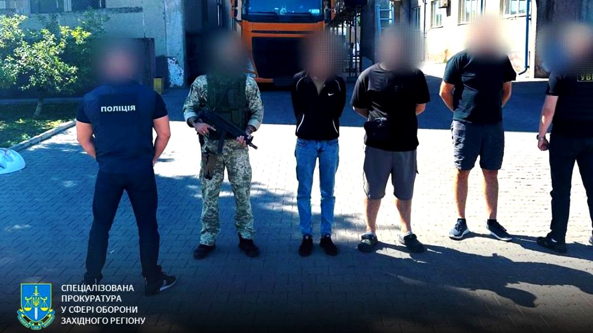 Понад 320 тисяч гривень хабаря запропонував прикордоннику чоловік, аби переправити двох військовозобов'язаних до Угорщини