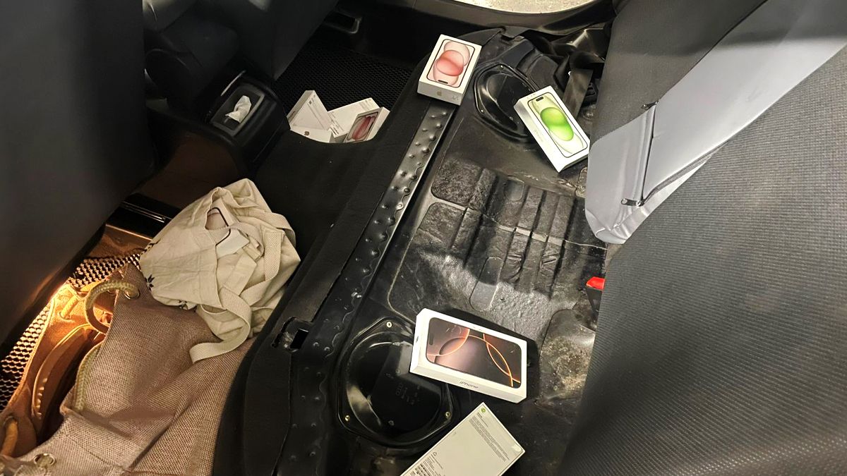 Через український кордон жінка намагалася перевезти iPhone на пів мільйона гривень 1