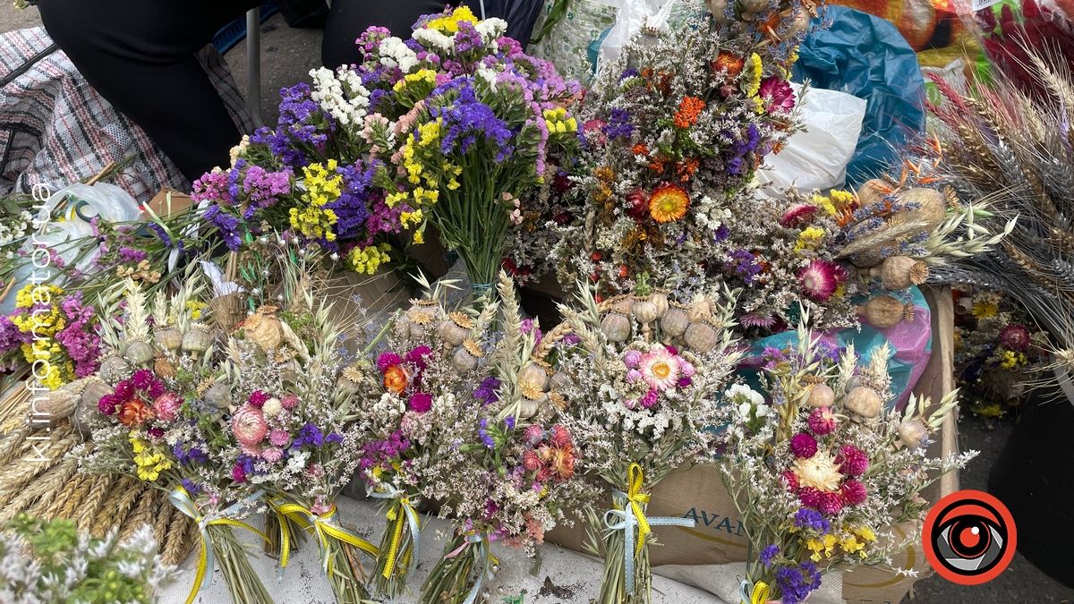 Готуємось до свята Маковея: які букети та за скільки можна придбати в Коломиї 3