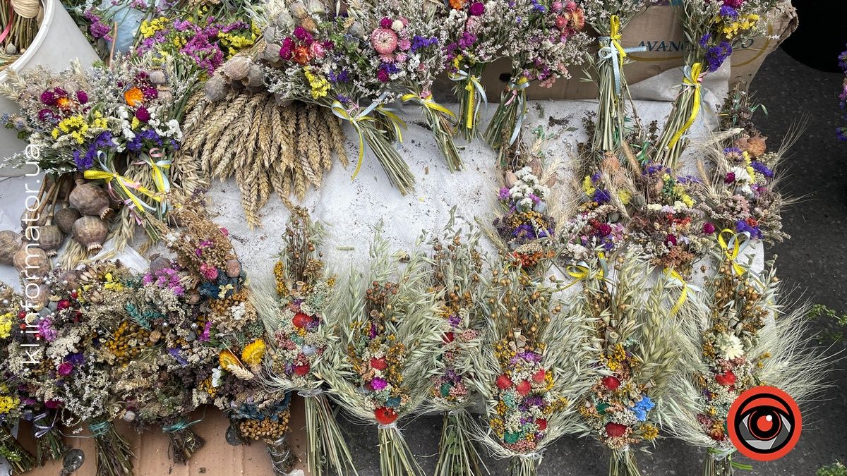 Готуємось до свята Маковея: які букети та за скільки можна придбати в Коломиї 1