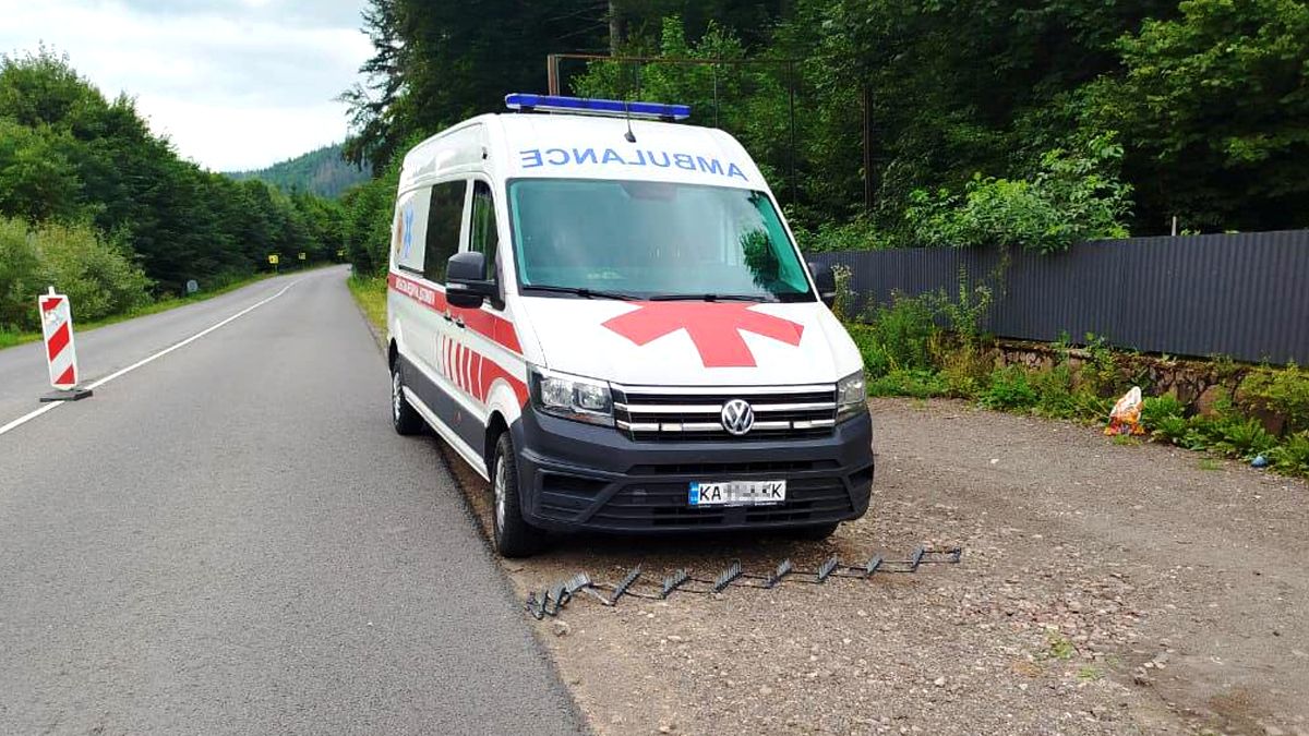 "Липовий" медбрат переобладнав мікроавтобус під "швидку допомогу", аби перевезти військовозобов'язаного до румунського кордону 1