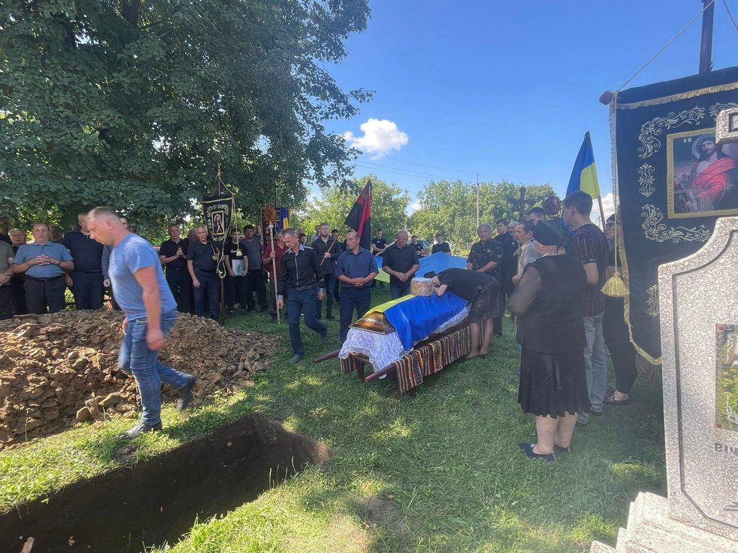 Чернелицька громада попрощалася з Героєм Михайлом Барабашем 11