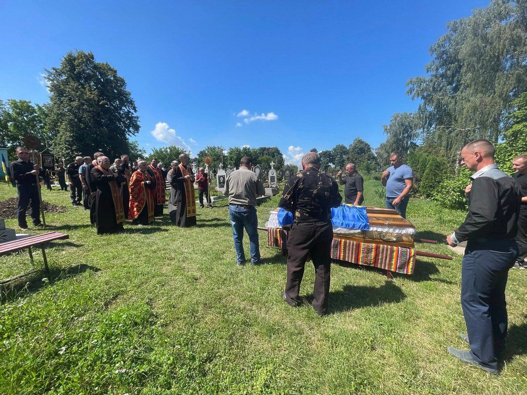 Чернелицька громада попрощалася з Героєм Михайлом Барабашем 10