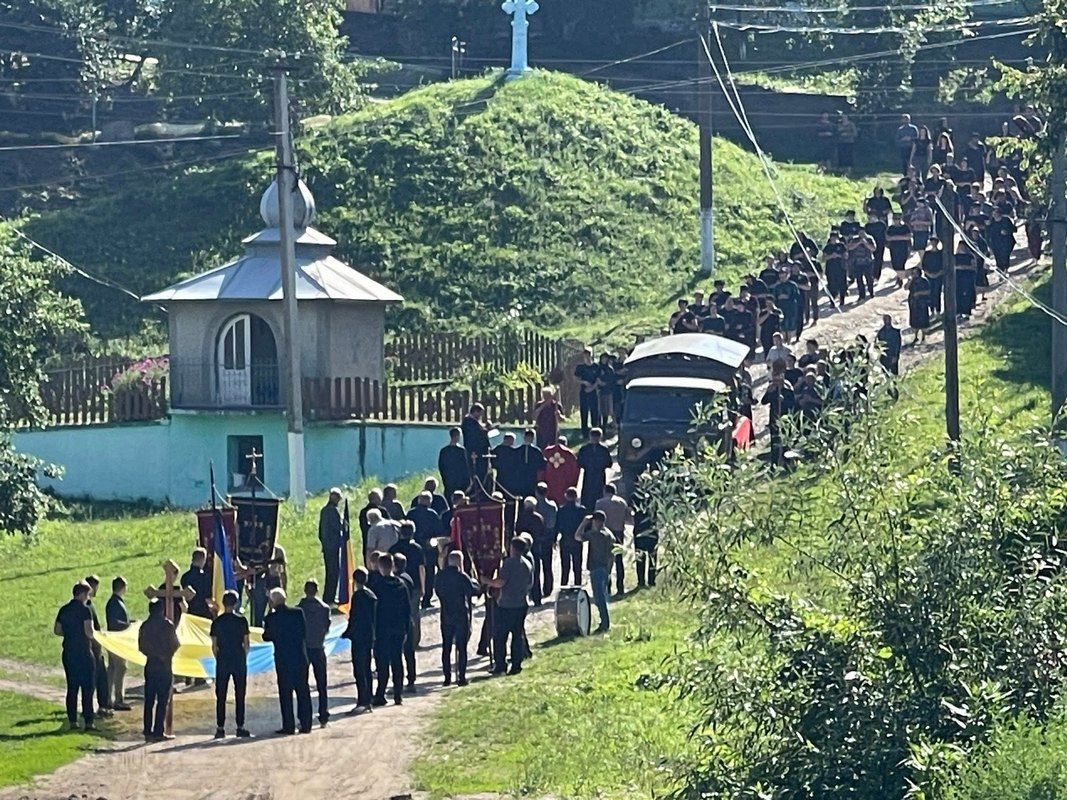 Чернелицька громада попрощалася з Героєм Михайлом Барабашем 7