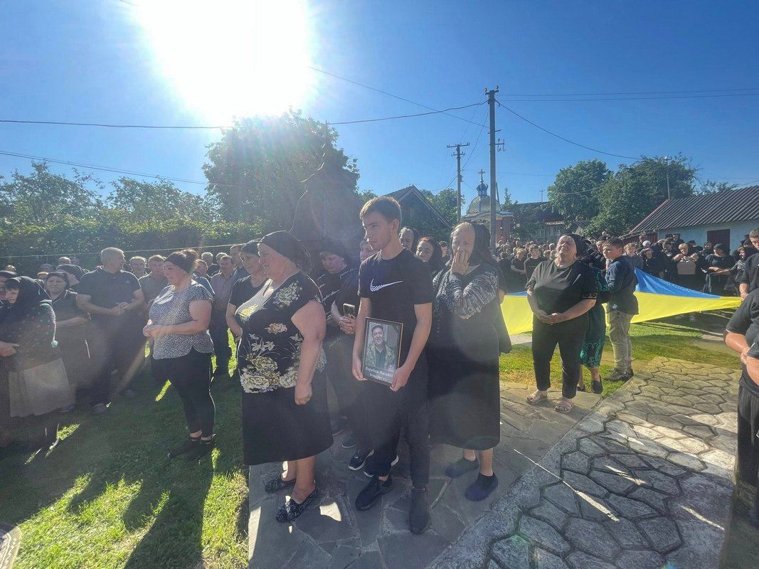 Чернелицька громада попрощалася з Героєм Михайлом Барабашем 3