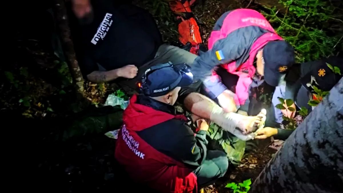 Верховинські рятувальники надавали допомогу туристу, який травмував кінцівку у горах
