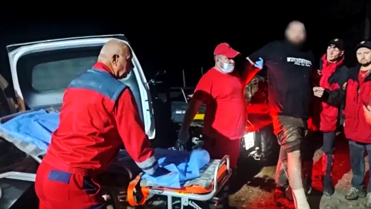 Верховинські рятувальники надавали допомогу туристу, який травмував кінцівку у горах 1