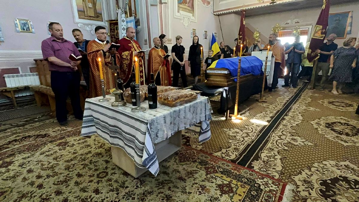 На Надвірнянщині в останню дорогу провели захисника Романа Савицького 6