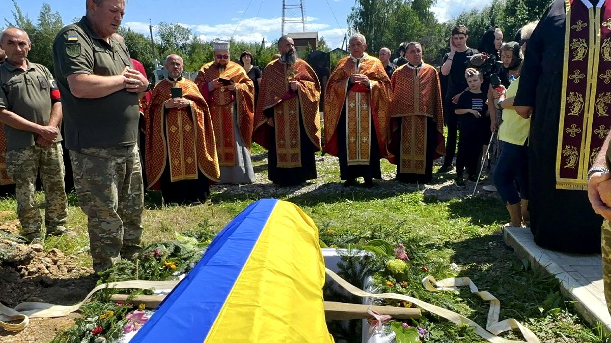На Надвірнянщині в останню дорогу провели захисника Романа Савицького 7