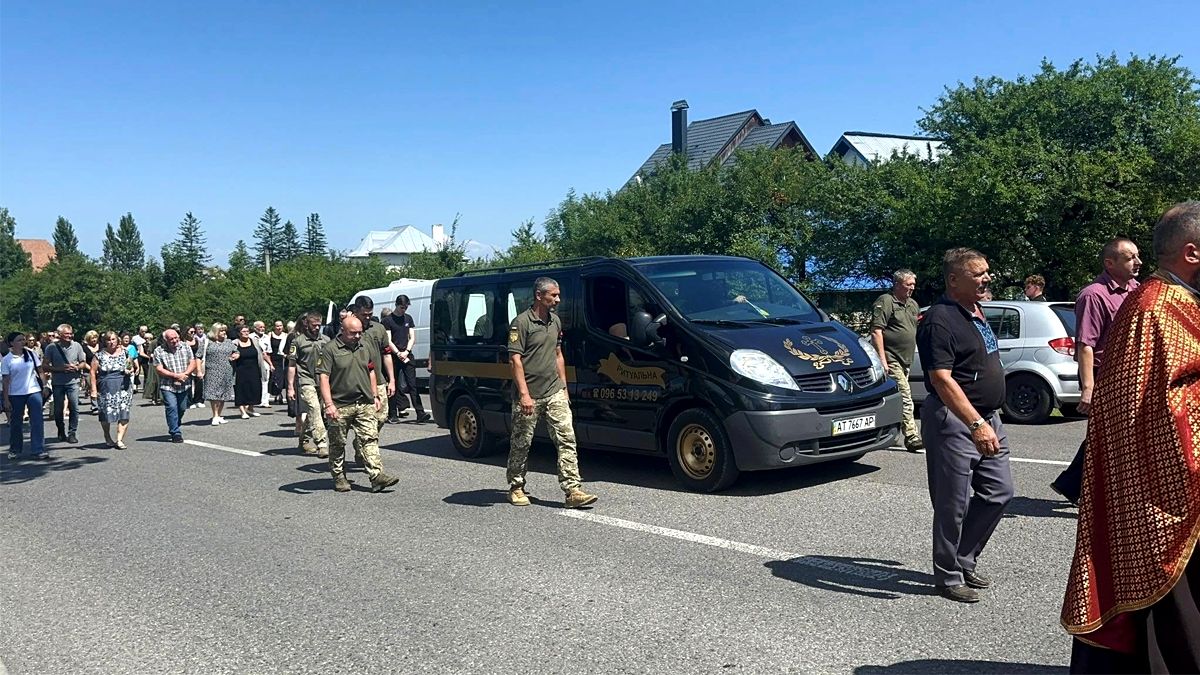 На Надвірнянщині в останню дорогу провели захисника Романа Савицького 5