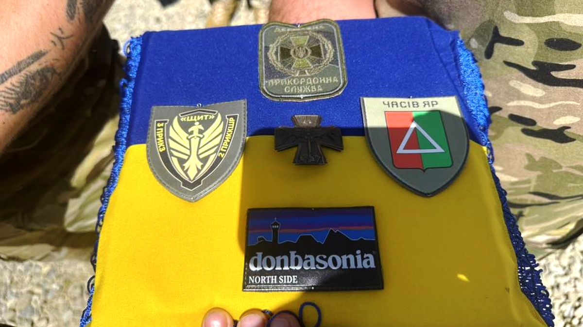 На Надвірнянщині в останню дорогу провели захисника Романа Савицького 4