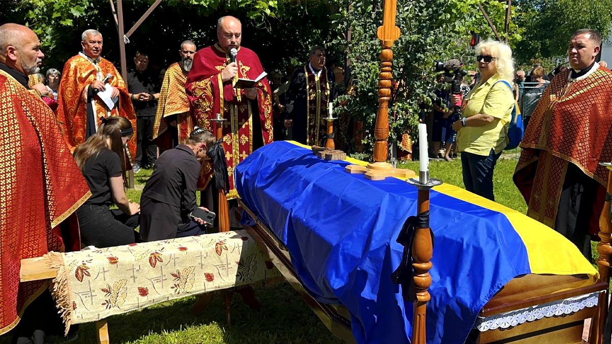 На Надвірнянщині в останню дорогу провели захисника Романа Савицького 3