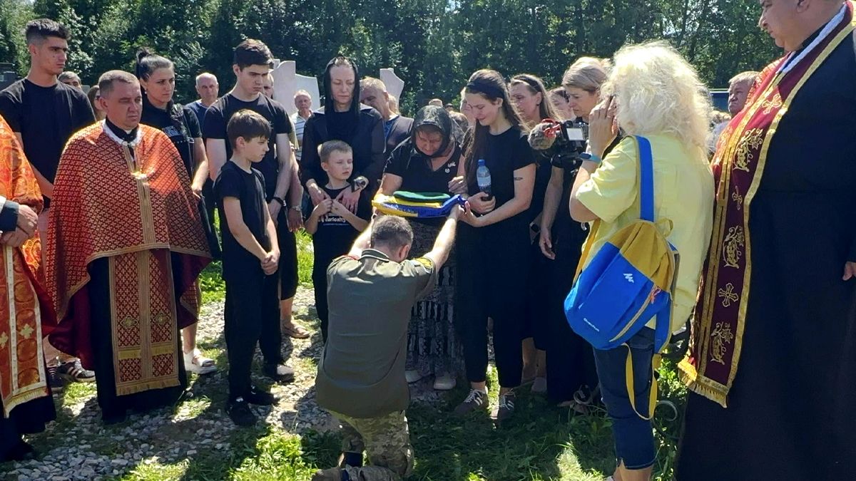 На Надвірнянщині в останню дорогу провели захисника Романа Савицького 2