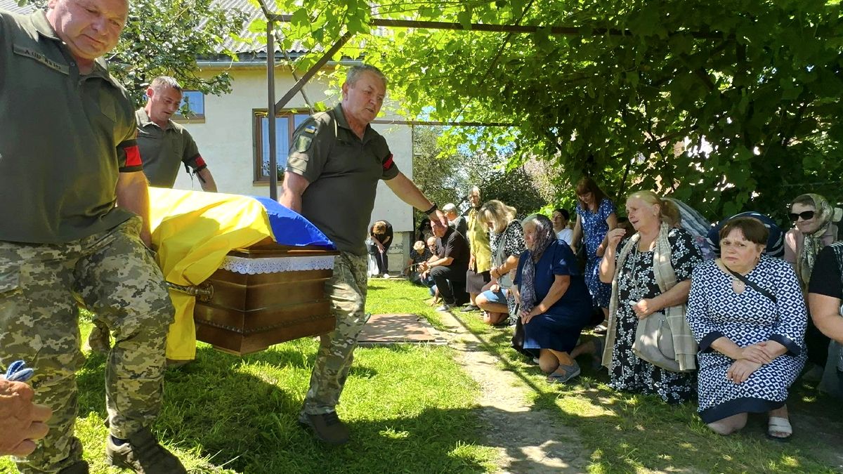На Надвірнянщині в останню дорогу провели захисника Романа Савицького 1
