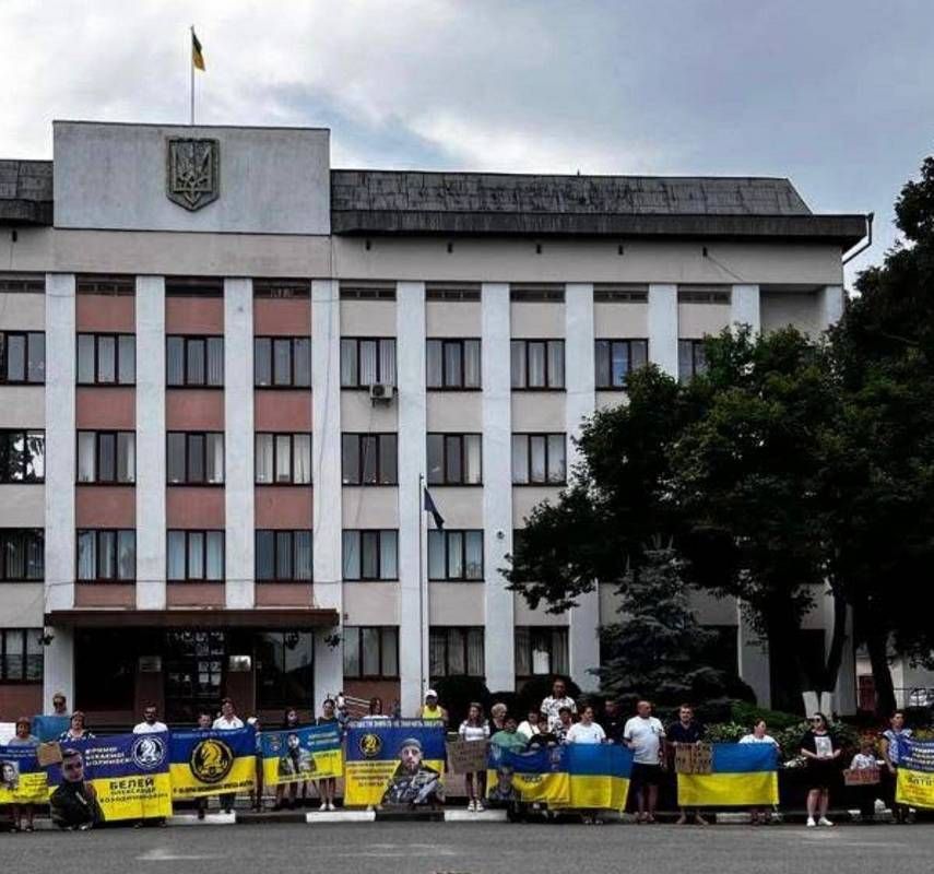 Акція на підтримку безвісти зниклих та полонених захисників вкотре відбулася у Снятині 1