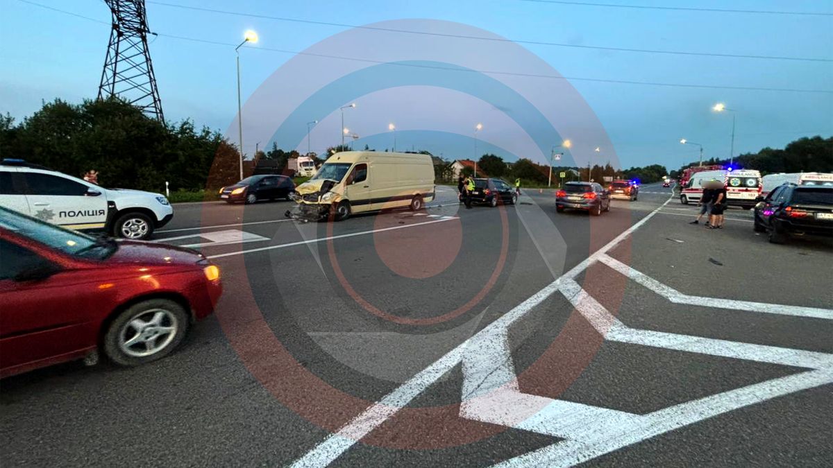 На горезвісному перехресті під Коломиєю зіткнулися три автівки