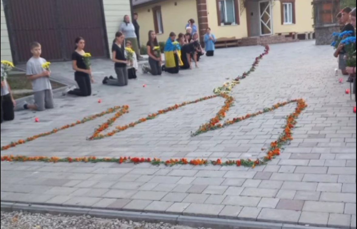 На вічний спочинок до Гвіздецької громади повернувся воїн Дмитро Григорів 9