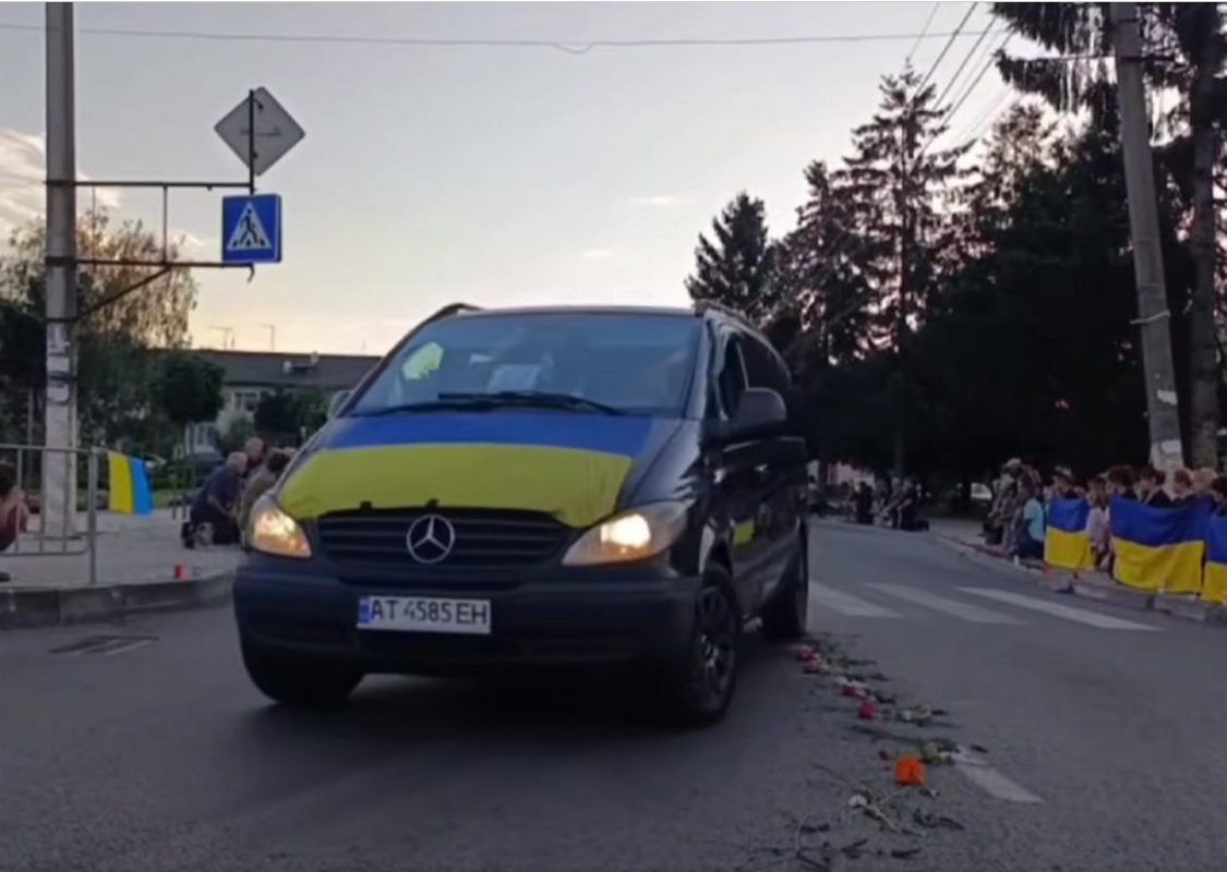 На вічний спочинок до Гвіздецької громади повернувся воїн Дмитро Григорів 4