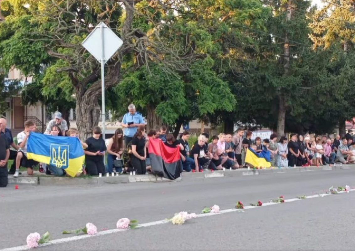 На вічний спочинок до Гвіздецької громади повернувся воїн Дмитро Григорів 3