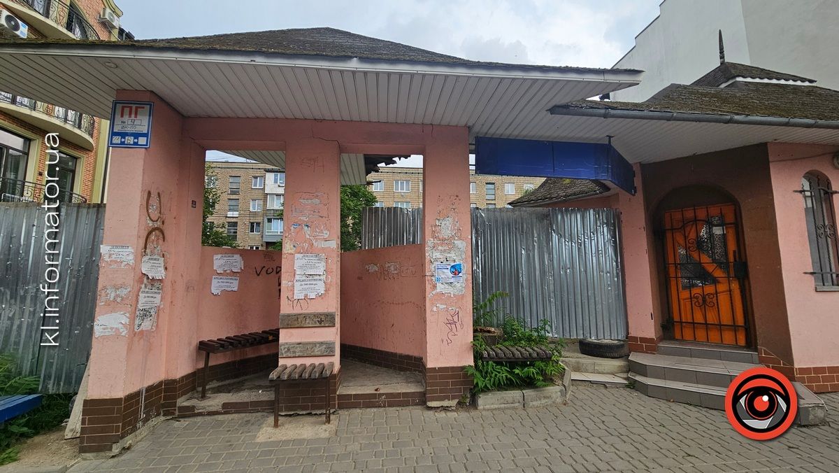 Забудовник у Коломиї перемістив зупинку, встановивши її спиною до дороги 3