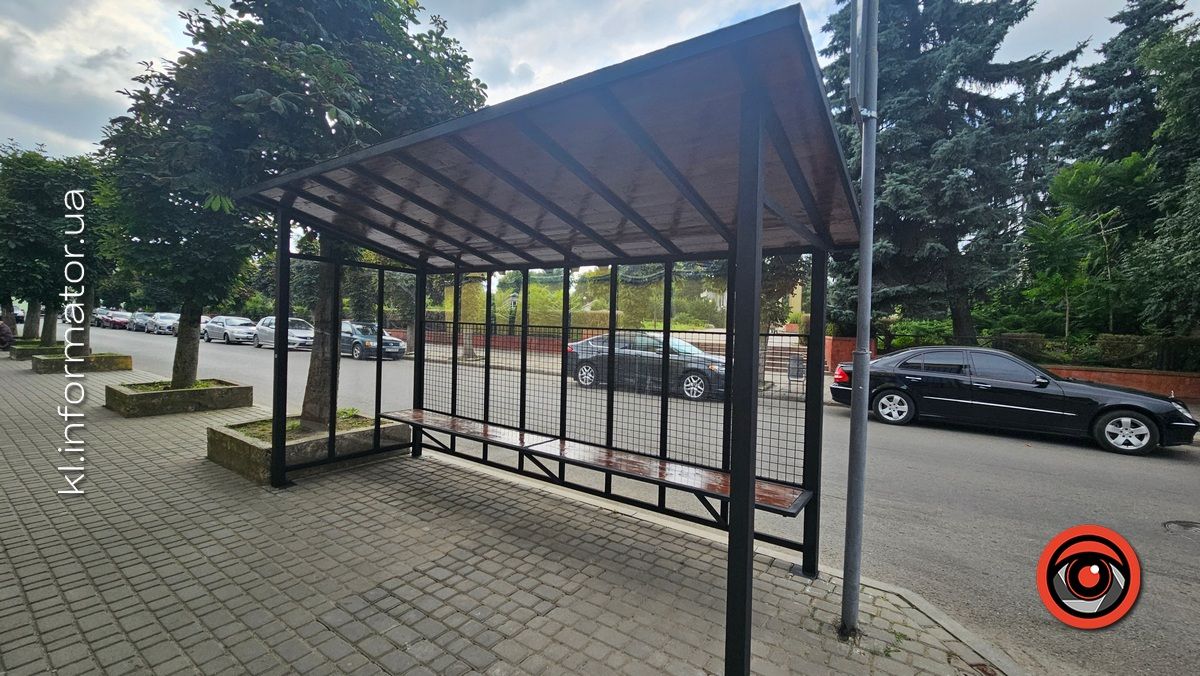 Забудовник у Коломиї перемістив зупинку, встановивши її спиною до дороги 2