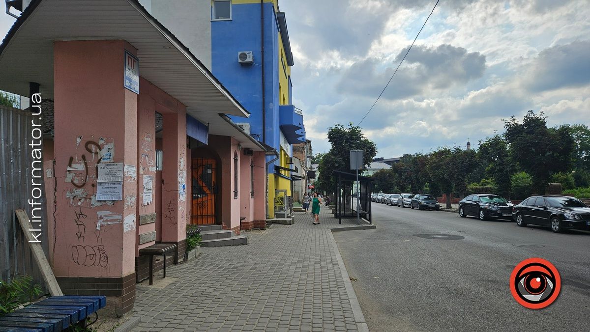 Забудовник у Коломиї перемістив зупинку, встановивши її спиною до дороги 1