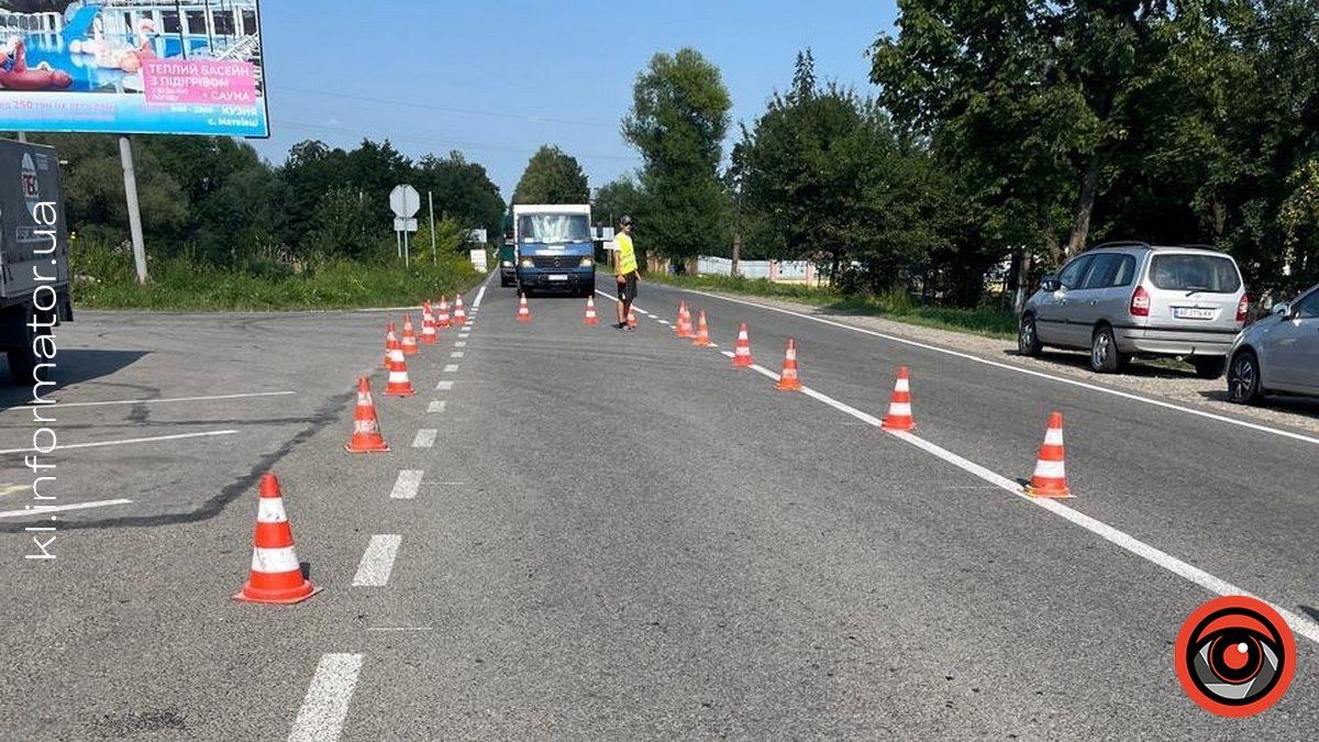 На небезпечному перехресті під Коломиєю наносять спеціальну розмітку 3