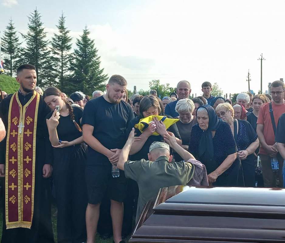 У Старому Гвіздці попрощалися із Героєм Дмитром Григорівим 8