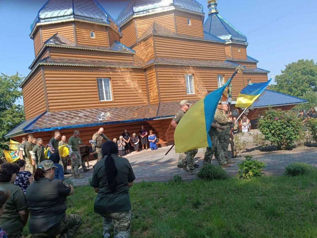 У Старому Гвіздці попрощалися із Героєм Дмитром Григорівим 6