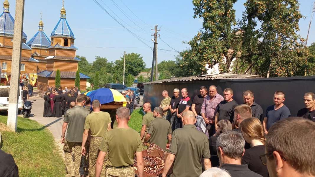 У Старому Гвіздці попрощалися із Героєм Дмитром Григорівим 4